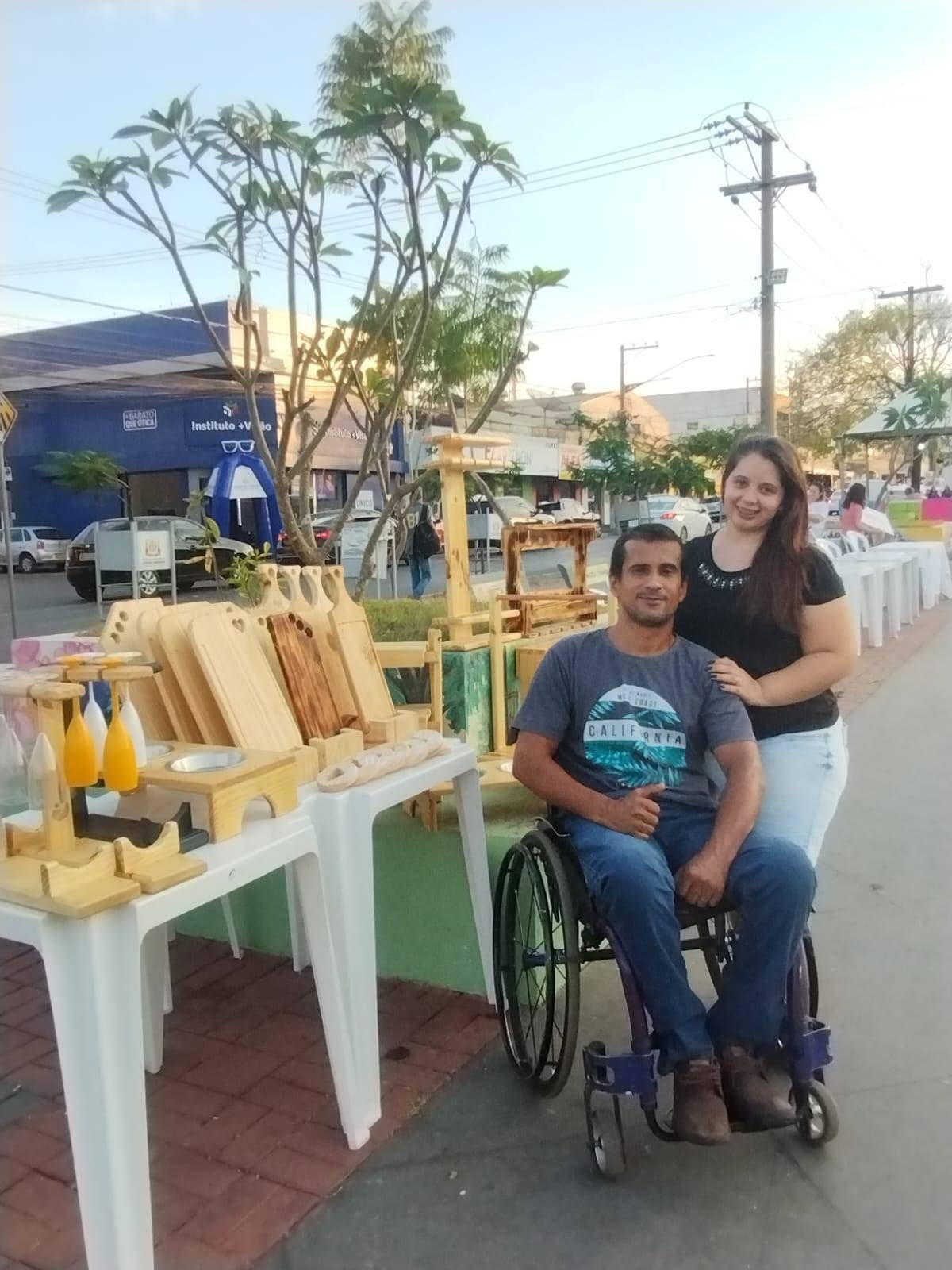 Cine Teatro Cuiabá recebe exposição do artesão que descobriu na marcenaria sua razão para viver