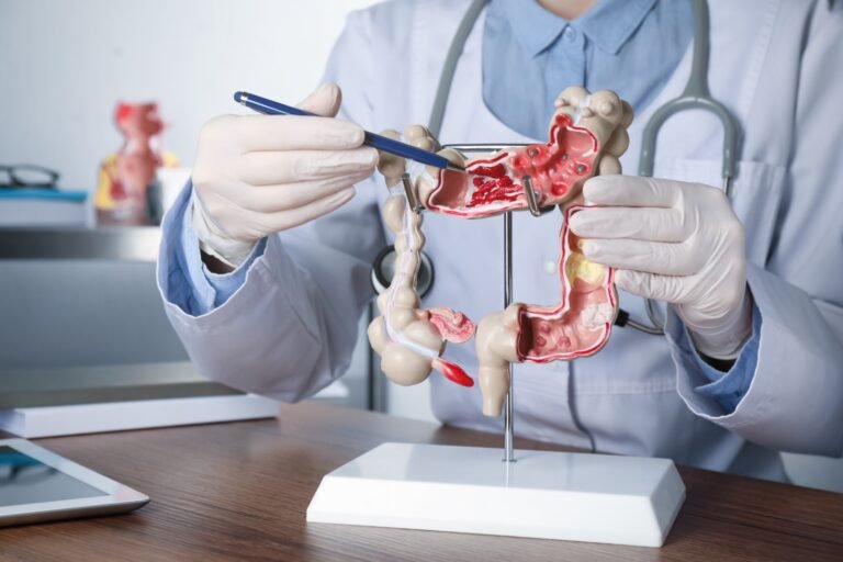 Diagnóstico precoce é chave para vencer o câncer de intestino, alerta oncologista de Cuiabá