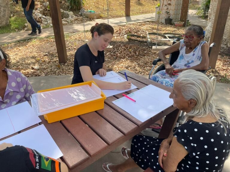 Projeto desenvolvido por estudantes fortalece vínculos e estimula autonomia dos idosos do Abrigo Bom Jesus