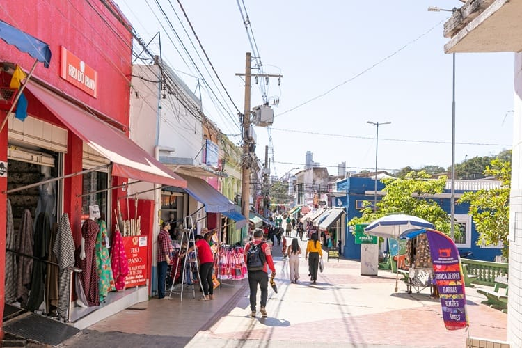 Comércio no Carnaval 2026 em Cuiabá abre normalmente; repartições públicas retomam só na quinta