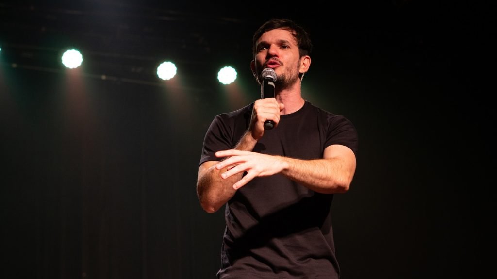 Padre Patrick estreia o espetáculo Pecado É Não Rir em Cuiabá neste domingo (24)