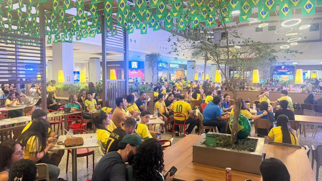 Com telões e música, transmissão dos jogos da Copa segue reunindo torcedores em Cuiabá